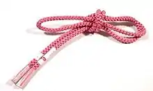 Cordon de soie rouge.