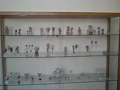 Vitrine contenant des objets VIIIe au IVe&nbsp;siècle av. J.-C. provenant du Délion. Sur la droite, une petite table en marbre (A587) du IVe&nbsp;siècle&nbsp;av. J.-C.