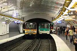 Rame MF 67 quittant la station lors du passage de la rame spéciale Convoi d'Auteuil, vers l'atelier de maintenance de la ligne&nbsp;10.