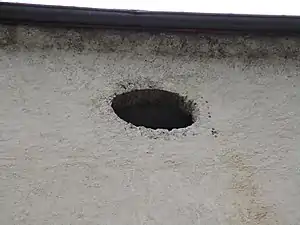 Un œil-de-bœuf sur la façade ouest, probablement le grenier.