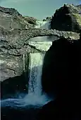 Vue rapprochée de la cascade et de son arche naturelle en 1984.