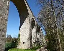 Viaduc sur la Roguenette à Oisème, 260&nbsp;m, 18 arches.