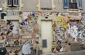 Façade décorée de tessons intégrés