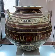 Olla géométrique peucétienne, première moitié du VIIe siècle av. J.-C. Monte Sannace, Acropole, Fouille H, Tombe 2-2002. Musée archéologique national de Gioia del Colle(inv MG 4302)
