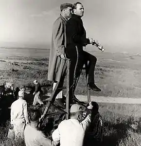Marlon Brando porte aussi un col roulé sur le tournage.