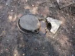 La tête de puits matérialisée no&nbsp;1, cassée.