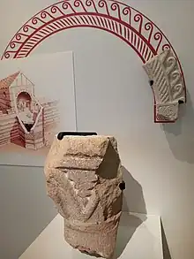 Chapiteau posé sur un support et fragment d'arcade complété par un dessin