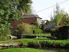 Orbec, ancien moulin à blé dit le « Petit Moulin » daté du XIXe&nbsp;siècle, acquis par la ville en 1882 pour y installer son service des eaux.