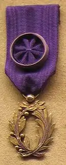 Médaille d'officier des palmes académiques.