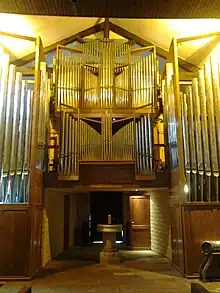 Orgue de facture moderne.