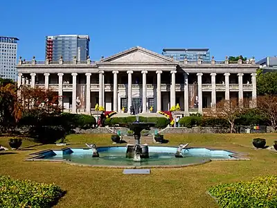 Sŏkjojŏn au style néo-classique.