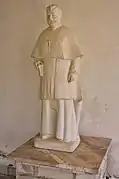 Sculpture de Preng Doçi&nbsp;(en) sur le portique de l'église d'Orosh en 2018