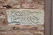 Relief floral en tufeau de Tourraine, encastré dans le mur du donjon provenant d'un château tourangeau.