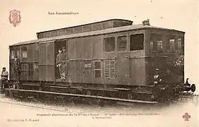 Locomoteur 5000 de l'Ouest, 1900, alimenté en 650 V par troisième rail sur la ligne des Invalides.