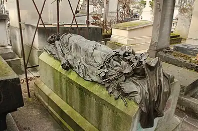 Jules Dalou, Gisant d'Auguste Blanqui sur sa tombe (1885), cimetière du Père-Lachaise (91e&nbsp;division).