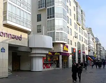 Rue Rambuteau sur le parvis des Halles (janvier 2011, Paris 1er).