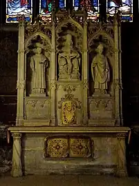 Autel néogothique avec trois statues Saint Vincent, Trinité, Saint Germain, formant retable (XIXe&nbsp;siècle).