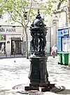 Fontaine Wallacesur le petit square jouxtant la rue.
