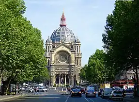 L'église vue du boulevard Malesherbes.