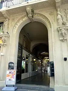Entrée du 9, place de la Madeleine.