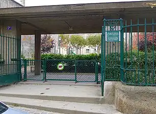 No&nbsp;7 bis : entrée du square Suzanne-Buisson.