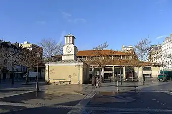Place d'Aligre avec la Petite Mairie et, en arrière-plan, le marché Beauvau ; la rue d'Aligre passe entre les deux bâtiments.