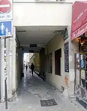 Entrée du passage de la Main-d'Or (no 133).