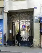 No&nbsp;42, entrée du passage des Deux-Sœurs.