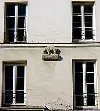 L'ours figurant au-dessus de l'entrée de la cour de l'Ours (no 95).