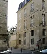 Autre vue de la rue avec un panneau rappelant son ancienne appellation.