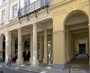 No&nbsp;17, restaurant Le Grand Véfour et no&nbsp;19, péristyle de Joinville et la galerie de Montpensier.
