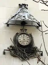 Ancienne horloge de l'hôtel conservée sur la façade de l'immeuble moderne du no&nbsp;6.