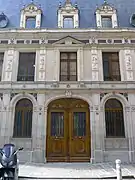 Façade du no&nbsp;14 (médaillon de Philibert Delorme dans le fronton du 1er étage).