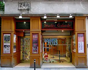 Le Studio Galande au no&nbsp;42, avec un bas-relief au-dessus de son entrée.