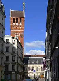 Rue Saint-Jean, avec en arrière-plan, le clocher-tour de l'église Saint-Michel des Batignolles.