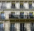 Façade de l'immeuble d'angle avec le boulevard Beaumarchais (no&nbsp;96).