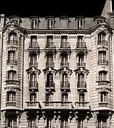 No&nbsp;7 : façade d'un immeuble post-haussmannien.