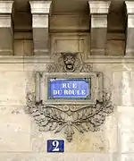 Plaque de rue décorée au niveau du no&nbsp;2.