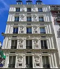 No&nbsp;89 : façade d'immeuble.