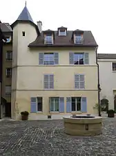 Pavillon nord avec tour et porche d'entrée.