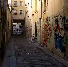 Du street art (ou des tags ?).