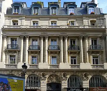 Le no&nbsp;26, immeuble à ordre colossal.