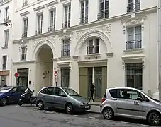 No&nbsp;36, avec passage sous immeuble ouvrant sur la rue Gabriel-Laumain.