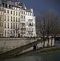 Le quai d'Orléans vu du pont Saint-Louis, avec l'ancien abreuvoir aux chevaux.