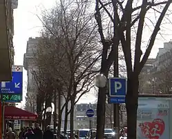 En direction de la place Charles-de-Gaulle.