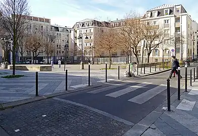 La rue Bisson le long de la place Alphonse-Allais.