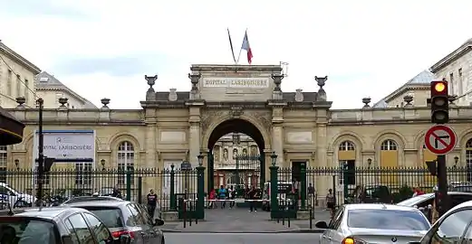 L'entrée de l'hôpital Lariboisière, Paris.