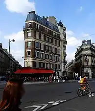 No&nbsp;120 : immeuble vers le milieu de la rue.