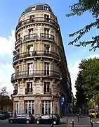 No&nbsp;88 : dernier no&nbsp; pair, immeuble d'angle avec l'avenue de l'Observatoire.