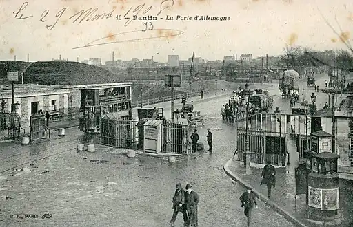 La porte de Pantin au tout début du XXe&nbsp;siècle, avec ses fortifications et un tramway à impériale